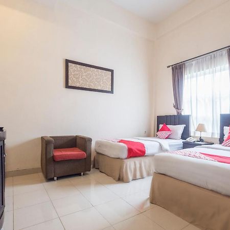 Oyo 424 Asia Hotel Makassar Dış mekan fotoğraf