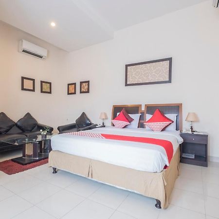 Oyo 424 Asia Hotel Makassar Dış mekan fotoğraf
