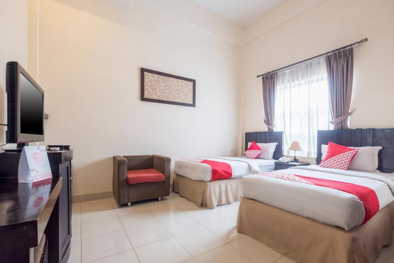 Oyo 424 Asia Hotel Makassar Dış mekan fotoğraf