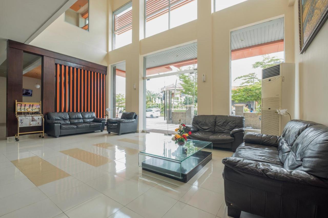 Oyo 424 Asia Hotel Makassar Dış mekan fotoğraf