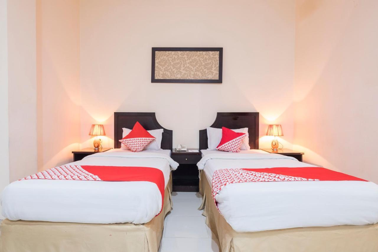Oyo 424 Asia Hotel Makassar Dış mekan fotoğraf