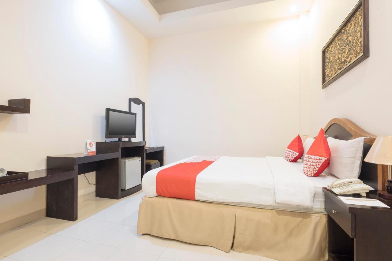 Oyo 424 Asia Hotel Makassar Dış mekan fotoğraf