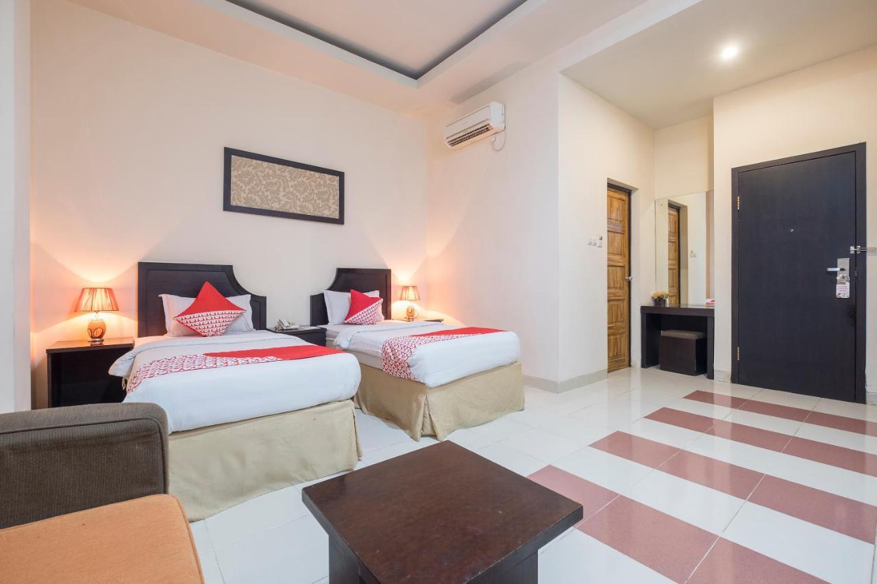 Oyo 424 Asia Hotel Makassar Dış mekan fotoğraf