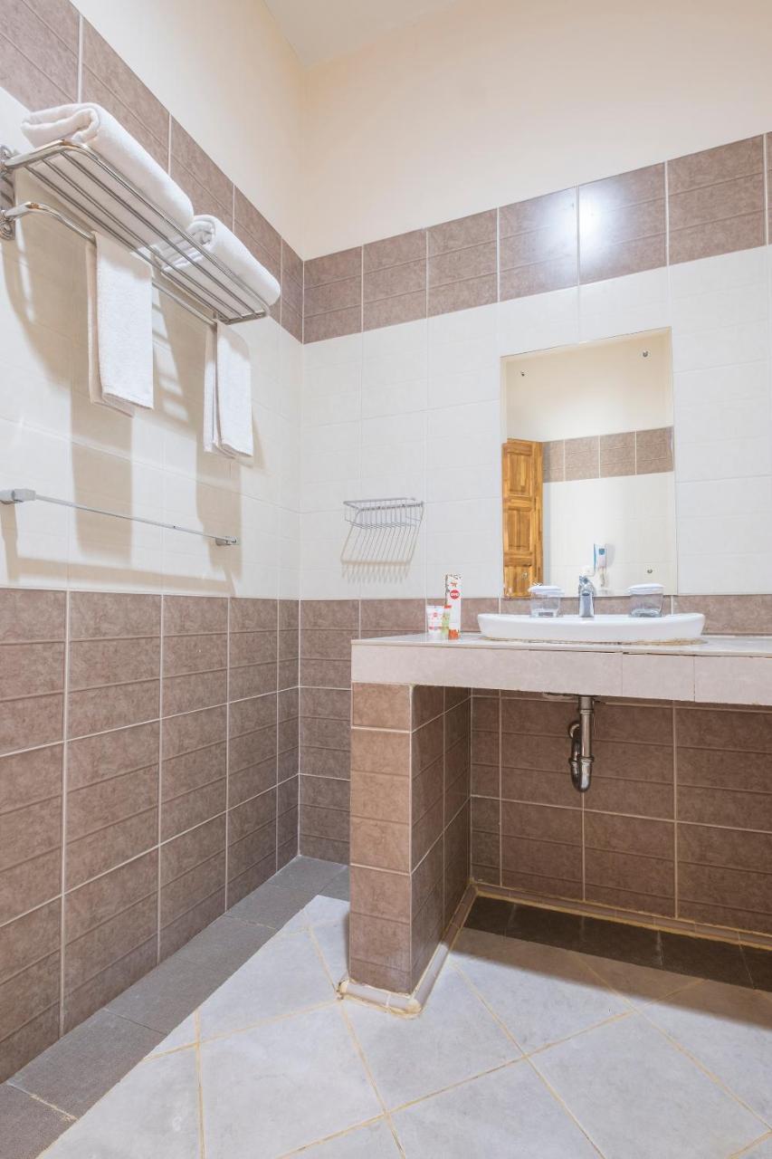 Oyo 424 Asia Hotel Makassar Dış mekan fotoğraf