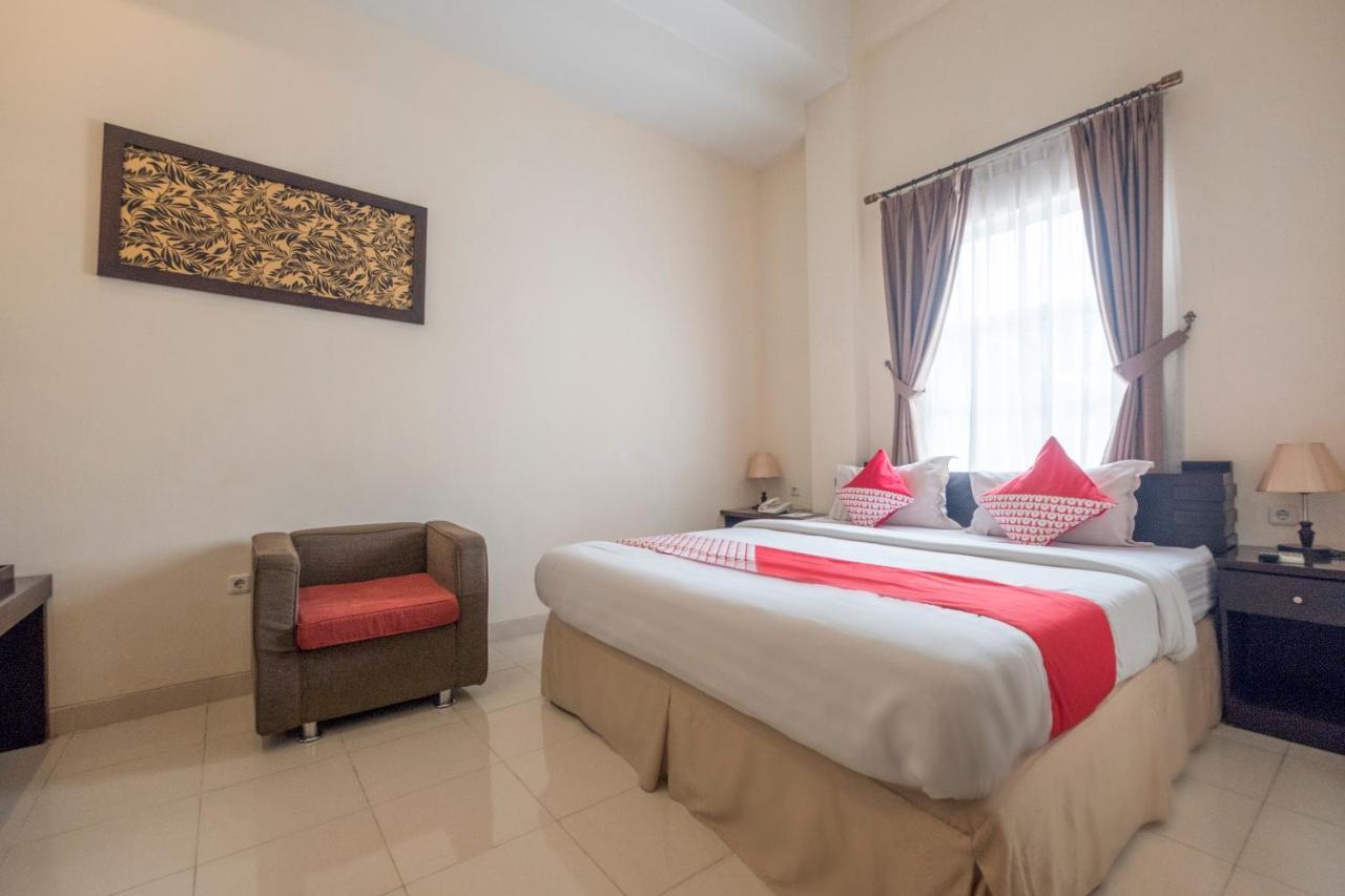 Oyo 424 Asia Hotel Makassar Dış mekan fotoğraf