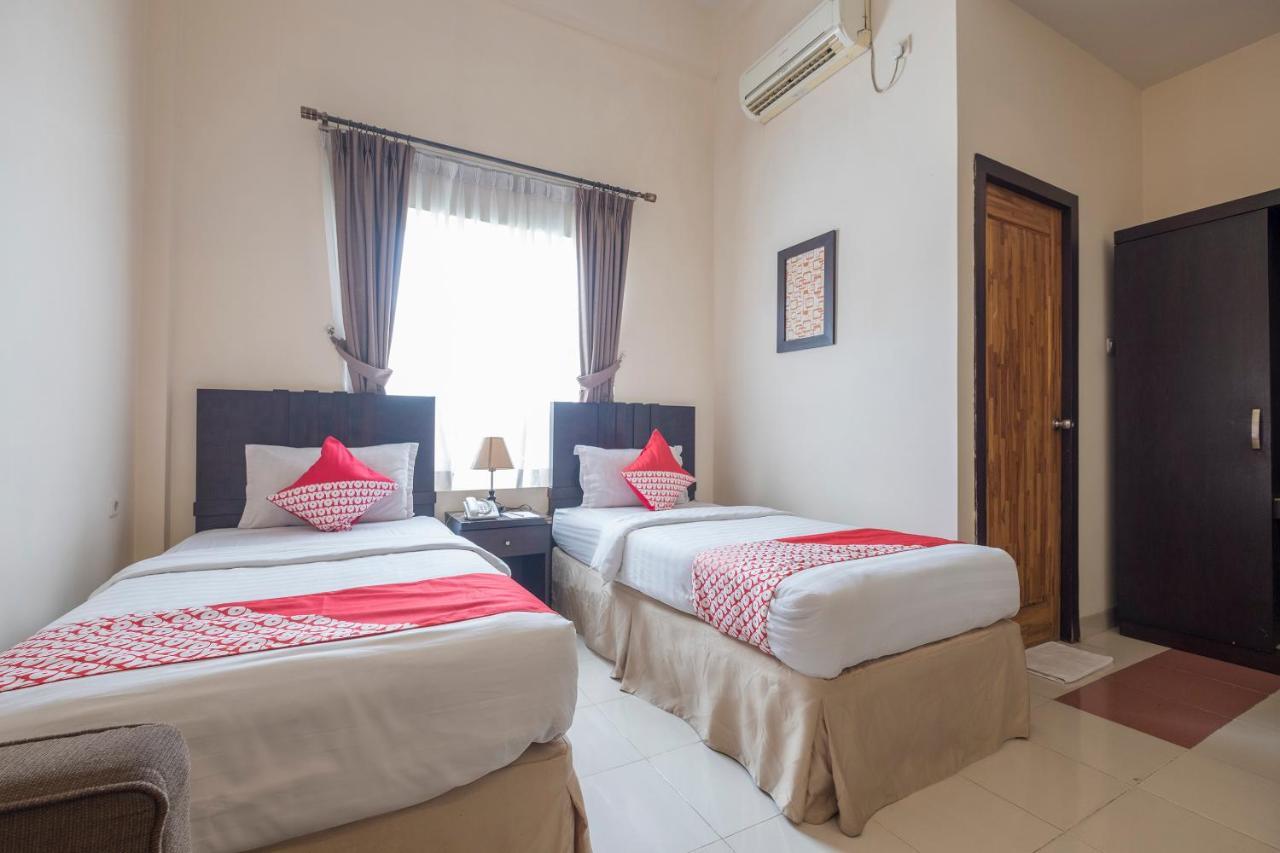 Oyo 424 Asia Hotel Makassar Dış mekan fotoğraf