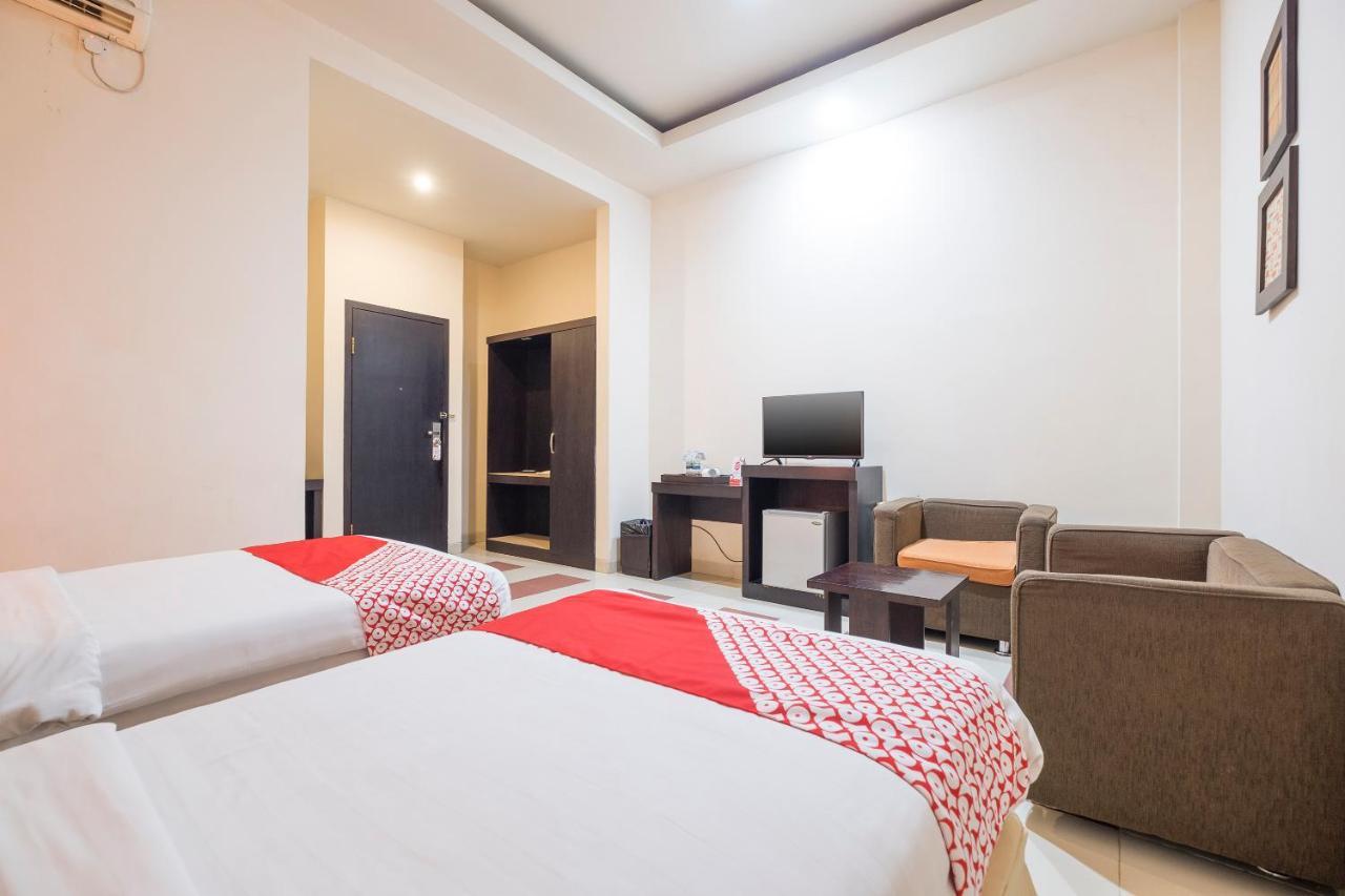 Oyo 424 Asia Hotel Makassar Dış mekan fotoğraf